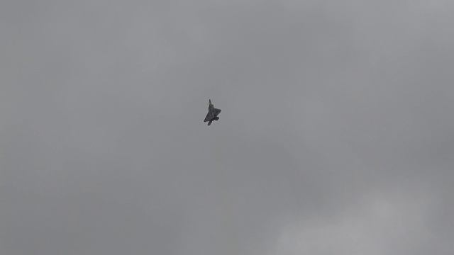 F-22 Raptor dynamic thrust vectoring display at RIAT 2017 смотреть онлайн
