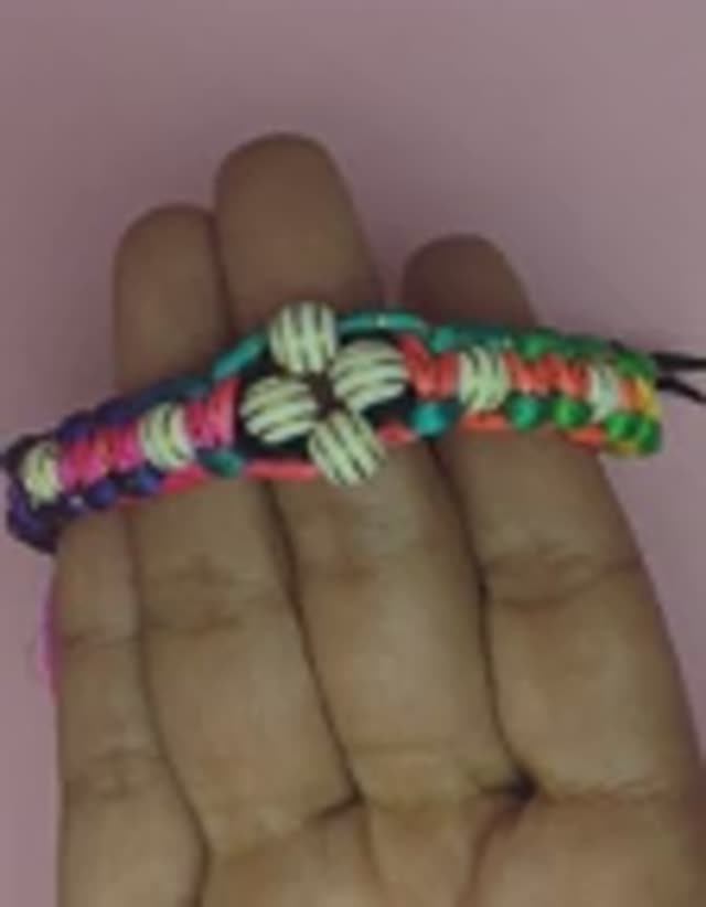 СДЕЛАЙ САМ КАК СДЕЛАТЬ БРАСЛЕТ #shorts # смотреть онлайн