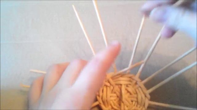 Плетение круглой вазы спиральным плетением из газетных трубочек. Урок 3 Онлайн-школы газетоплетени смотреть онлайн