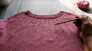 №237Футболка из хлопка связаная круглой кокеткой спицами.Готовая работа спицами , обзор #топ_спицами