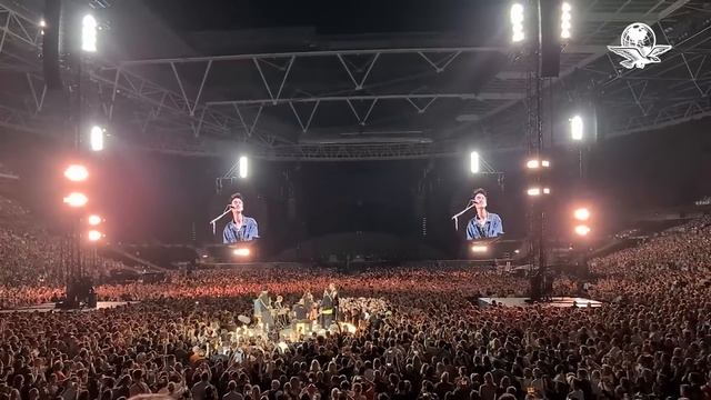 Durante concierto en Londres, Coldplay homenajea a Olivia Newton смотреть онлайн