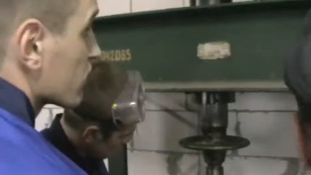 Метал, друг та «розбита» чашка смотреть онлайн