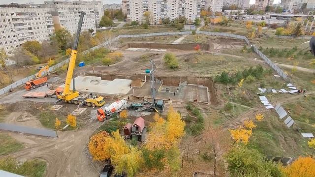 На крыше дома сняли стройку в Мариуполе и проведали нуждающихся людей смотреть онлайн