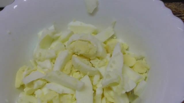 Салат из пекинской капусты с рыбными консервами. Быстрый и простой рецепт! смотреть онлайн