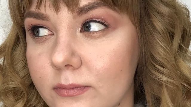 Девушка собиралась на свадьбу и попросила дневной макияж в розовых оттенках, вот что получилось ?? смотреть онлайн