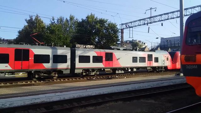 Электропоезда ЭС1 002 и ЭС1 045