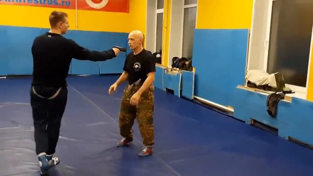 Обезоруживание болевым на палец спусковой скобой. смотреть онлайн