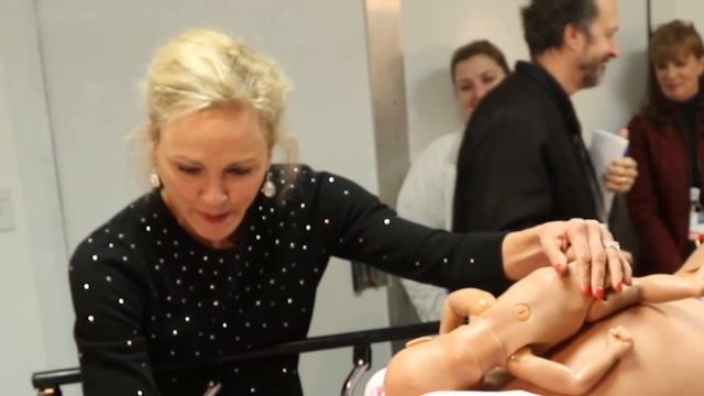 This $75,000 mannequin gives birth смотреть онлайн