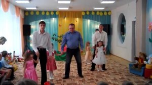 Трогательный танец папочек и дочек!!!!!! Поставте лайки пожалуйста