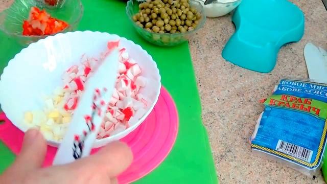 САЛАТ "КОРАЛЛ" С КУРИЦЕЙ И КРАБОВЫМ МЯСОМ легко и просто. смотреть онлайн