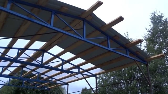 навес для тракторов\/покрыл железом