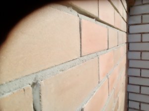 Была белой , стала красной . Крашу кирпичную стену . Как без больших затрат преобразить стену .