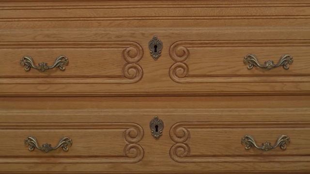 Винтажный секретер с декоративной резьбой смотреть онлайн
