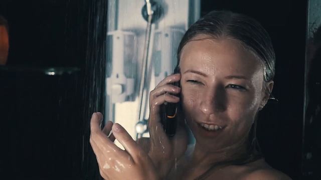 Девушка в душе с водонепроницаемым телефоном Olmio X05 смотреть онлайн