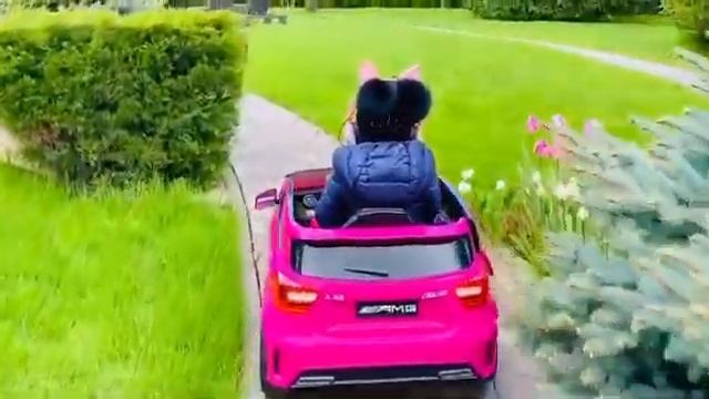 4-летняя дочь Игоря Николаева нарезает круги вокруг дома на своей розовой машине смотреть онлайн