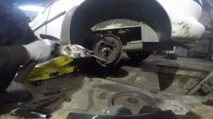 Как самому поменять задние тормозные колодки,барабаны и тросы ручника PEUGEOT 206