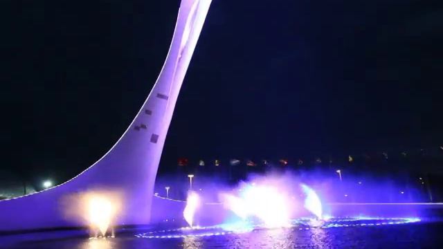 Потрясающее шоу танцующих фонтанов в Олимпийской деревне, Сочи смотреть онлайн
