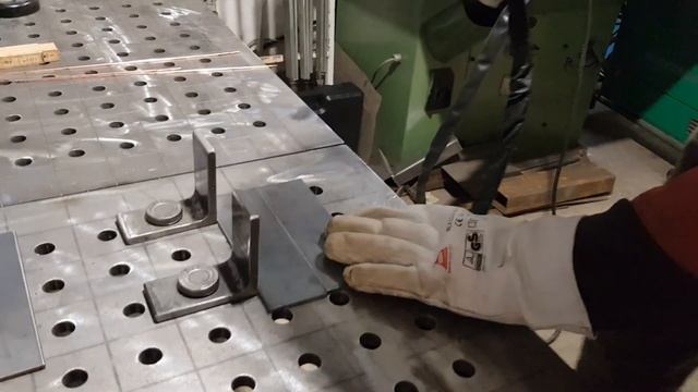 Migatronic PI 250 DC HP , Bleche Heften Mit Der TIG -A-Tack Funktion