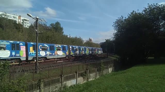 Москва. Поезд «Русич» в окраске «Поезд безопасности» на станции «Кунцевская». 18 сентября 2021 смотреть онлайн