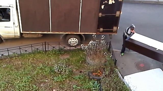 Грузовик вытаскивают мебель смотреть онлайн