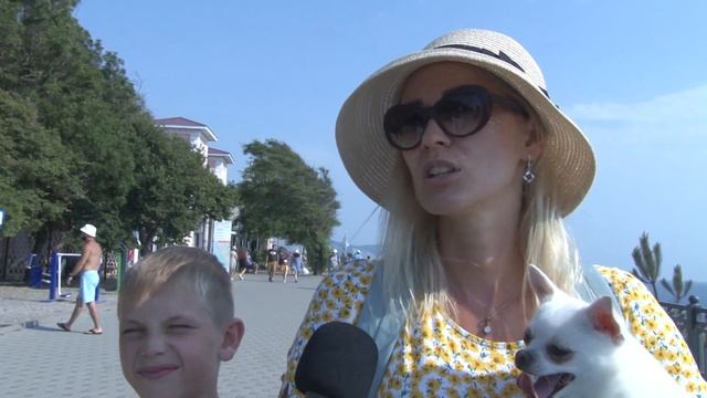 На набережной Анапы под колёса электросамоката попал пешеход смотреть онлайн