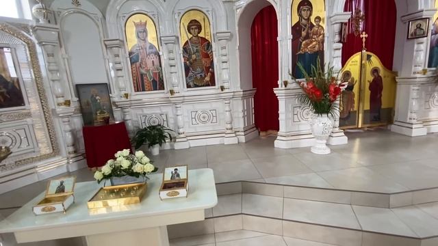 Происходят чудеса в Киевском монастыре в честь Великомученицы Елисаветы, течет миро смотреть онлайн