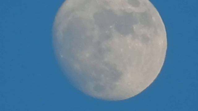 Полная Луна на голубом солнечном небе смотреть онлайн