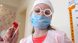 Лиза и Миша играют в доктора для детей с папой