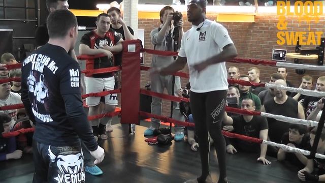 Джон Джонс. Финт и удар локтем с разворота. Jon Jones. Feint And Elbow.