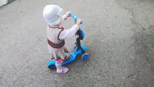 Кариша учится кататься на самокате смотреть онлайн