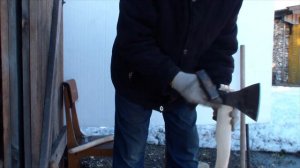 Как правильно насадить плотницкий топор на топорище.