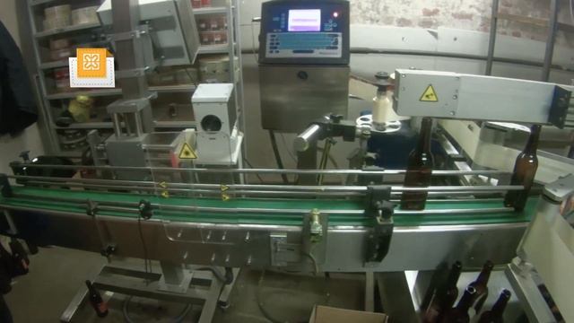 Нанесение переменной информации на стеклянную тару лазерным маркировщиком смотреть онлайн