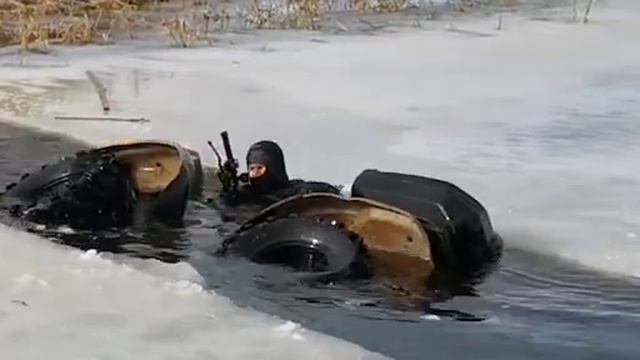 Подъем утонувшего квадроцикла на водоеме Псковской области. смотреть онлайн