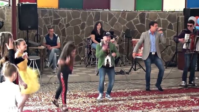 Шоу-группа "Два с половиной кума" - финал детского конкурса смотреть онлайн