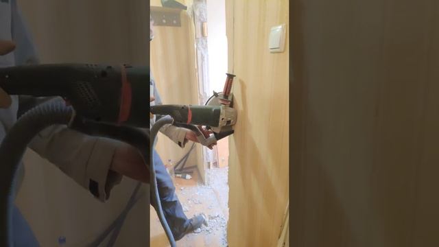 Резка дск бетонной стены болгаркой с пыле отводом смотреть онлайн