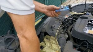 Замена лампочки ближнего света в форд С-MAX 2012 года. Výměna žárovky ve Fordu C-MAX 2012 r.