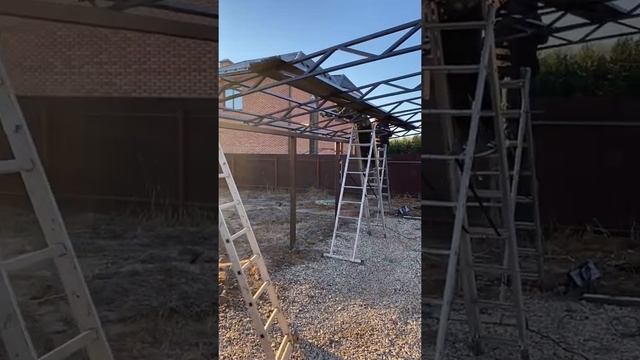 Собираем навес из поликарбоната для машины на участке загородного дома