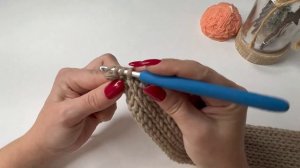 Шапка бини крючком укороченными рядами. Подробный МК. Выкройка и схема вязания. Временные коды.