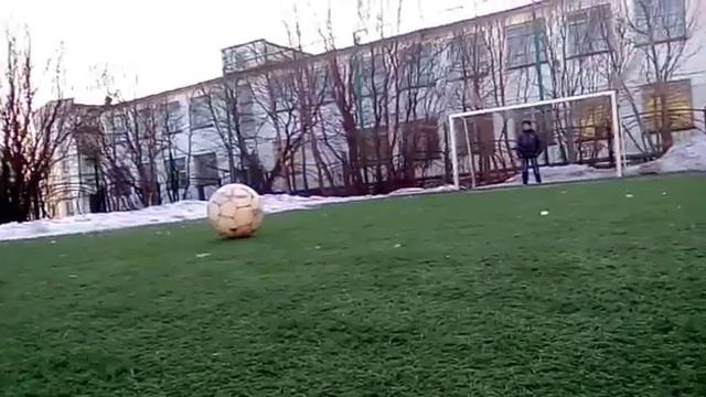 Учимся пенать мяч в ту перекладину куда хочешь... смотреть онлайн