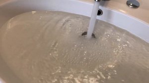 В какую сторону закручивается водная воронка в Новой Зеландии