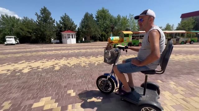 И снова Люся с Басиком начинают свое утро с ПОЕЗДКИ по ПАРКУ, они радуют людей и ВЫЗЫВАЮТ УЛЫБКИ))) смотреть онлайн