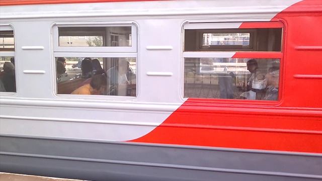 Электропоезд Юность на платформе Ленинский проспект