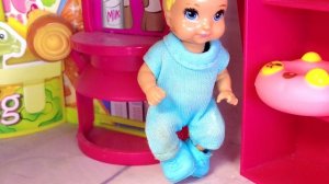 ПОПРОШАЙНИЧАЛИ ЕДУ В МАГАЗИНЕ?? Катя и Макс веселая семейка! Смешные куклы Барби Даринелка ТВ