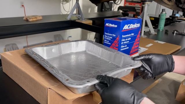 Replacing the transmission oil pan and filter on an 88-98 OBS Chevy 1500 смотреть онлайн