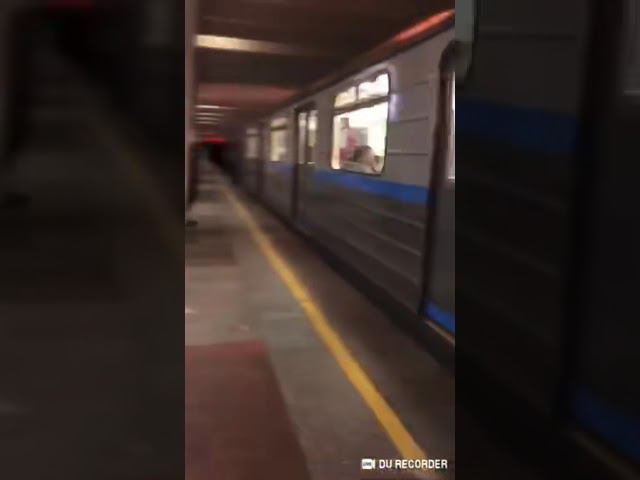 81.717.6 прибывает на станцию Двигатель революции #метро смотреть онлайн