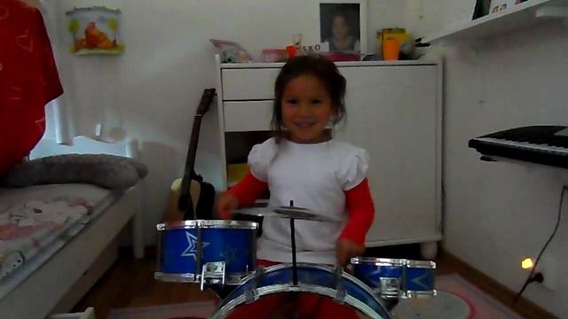 Sunniva spiller "Ja vi elsker " på trommer.MP4 смотреть онлайн