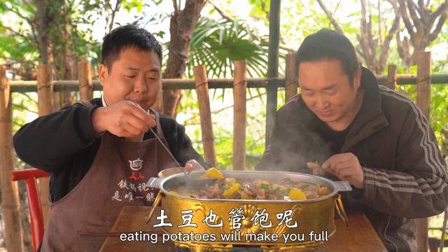 一整隻雞，二弟做“風乾雞燉土豆”，乾香有嚼勁，湯汁泡飯吃過癮｜Mukbang【鐵鍋視頻】 смотреть онлайн