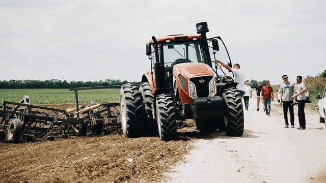 Колесный трактор YTO LX 2204 с паровым культиватором КПК 10 смотреть онлайн