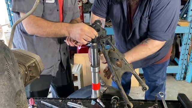 R 1200 GS Teardown - Removing the Front End смотреть онлайн