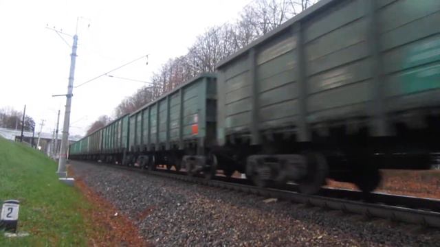 Электропоезд ЭР2Т-7200, ВЛ10У-661 с грузовым поездом перегон Солнечная-Внуково 29.10.2017 смотреть онлайн